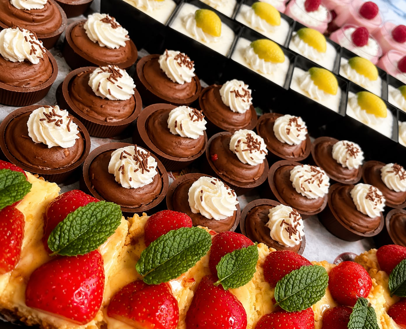 Schokoladendesserts und fruchtige Erdbeerschnitten