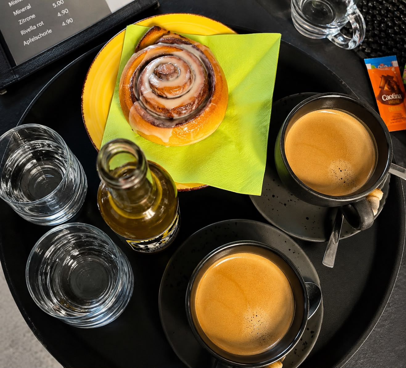 Kaffee und Zimtschnecke als gemütlicher Genussmoment